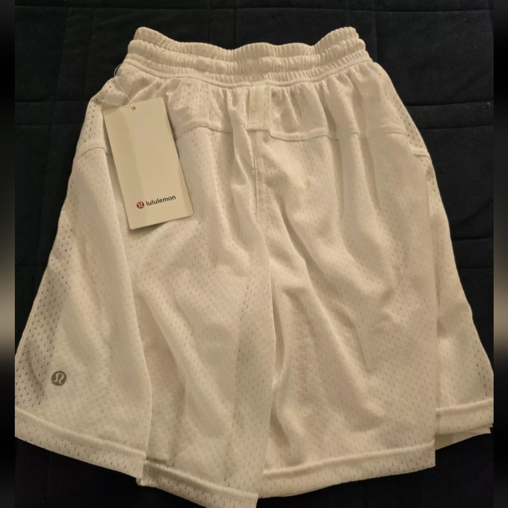 Lululemon FIRE! NWT! Relaxed-Fit Training Short 8" in White. Sz 4. R2S! - Picture 9 of 15